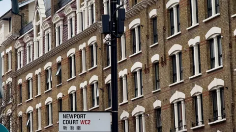EE and Ontix deploy 80 small cells in central London